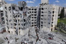 Iránska raketa zasiahla obytnú štvrť v izraelskom meste Be‘er Sheva. FOTO: Reuters​