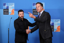 Ukrajinský prezident Volodymyr Zelenskyj a generálny tajomník NATO Mark Rutte. FOTO: Reuters