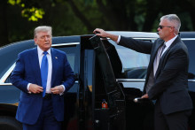 Americký prezident Donald Trump prišiel ako posledný z očakávaných hostí na slávnostnú večeru, ktorú na úvod summitu NATO v Haagu dnes večer organizuje holandský kráľovský pár, kráľ Willem-Alexander a kráľovná Máxima. FOTO: REUTERS
