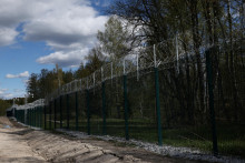 V reakcii na nárast ilegálnej migrácie začalo okrem toho Fínsko vlani stavať na hranici 200-kilometrový, 4,5 metra vysoký zelený plot z kovového pletiva zakončený ostnatým drôtom. Prvý 35-kilometrový úsek na juhovýchode krajiny bol dokončený v máji. FOTO: REUTERS