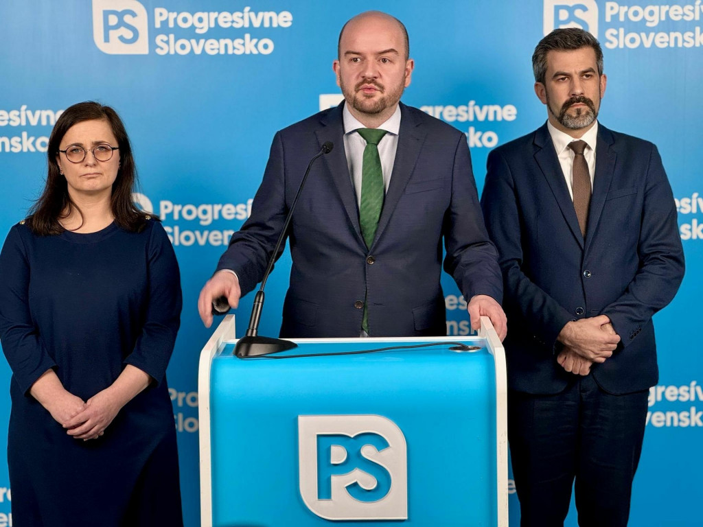 Poslanci Národnej rady za Progresívne Slovensko Martin Dubéci, Zuzana Mesterová a Ján Hargaš. FOTO: HN/Akos Cséplö