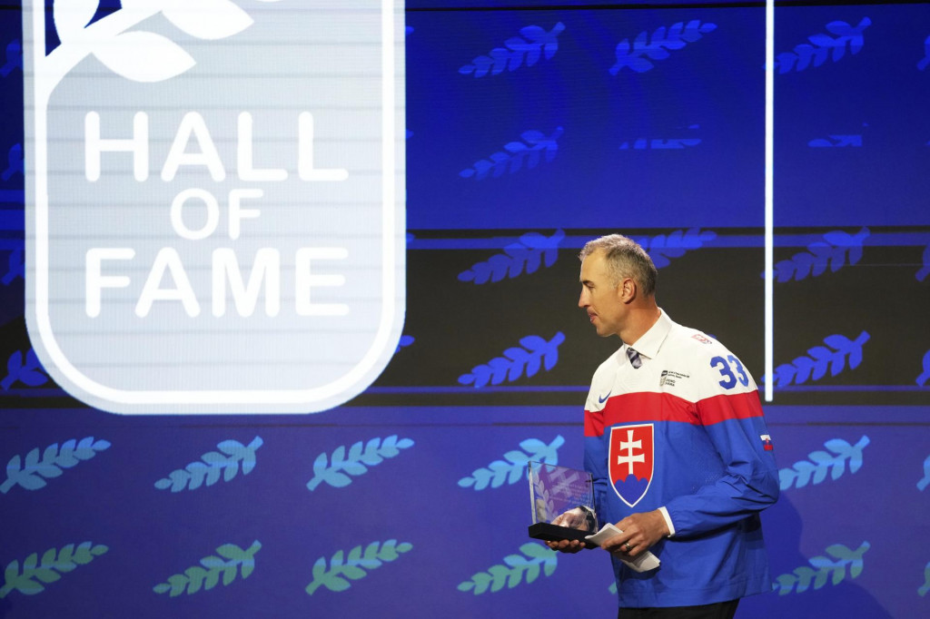 Bývalý slovenský hokejový obranca Zdeno Chára počas uvedenia do Siene slávy Medzinárodnej hokejovej federácie (IIHF) v Štokholme v nedeľu 25. mája 2025. FOTO: TASR/AP