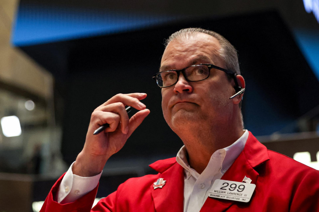 Obchodník pracuje na parkete na Newyorskej burze cenných papierov (NYSE) v New Yorku, USA, 18. júna 2025. FOTO: REUTERS