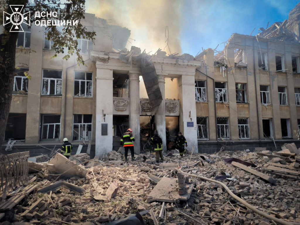 Hasiči pracujú na budove lýcea zasiahnutej ruským raketovým útokom. FOTO: Reuters