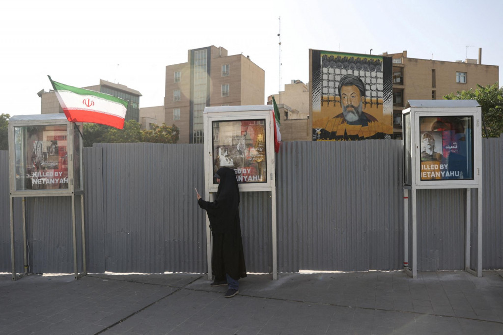 Žena stojí na ulici uprostred iránsko-izraelského konfliktu v Teheráne. FOTO: Reuters/WANA