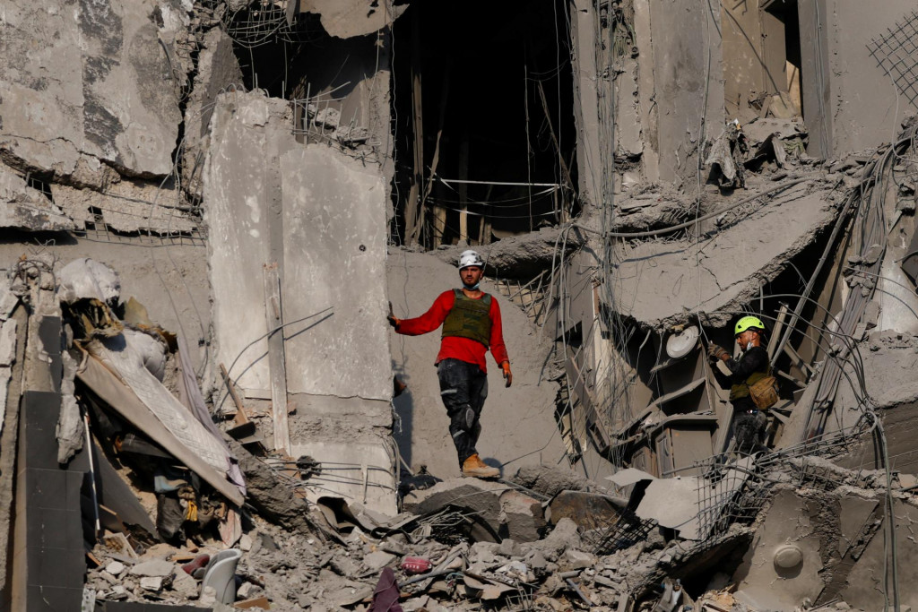 Záchranári pracujú na postihnutom obytnom mieste po raketovom útoku z Iránu v izraleskom meste Beer Ševa. FOTO: Reuters