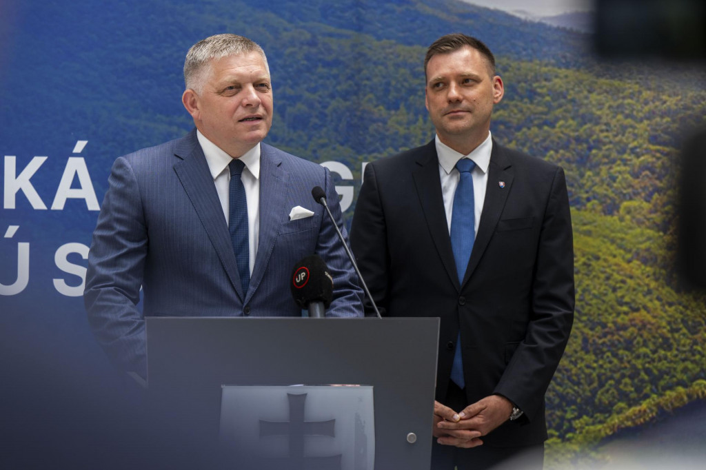 Premiér SR Robert Fico (Smer-SD) a podpredseda vlády a minister životného prostredia SR Tomás Taraba. FOTO TASR