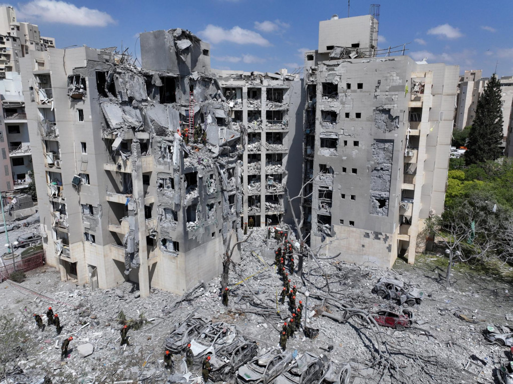 Iránska raketa zasiahla obytnú štvrť v izraelskom meste Be‘er Sheva. FOTO: Reuters​