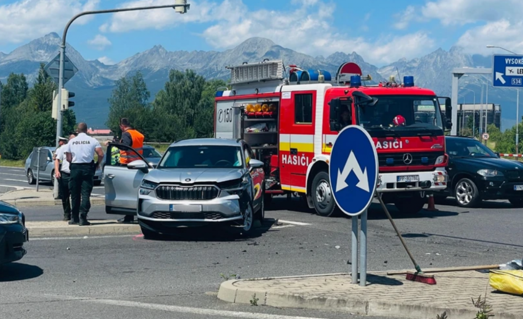 Nehoda vozidla ministerstva vnútra Škoda Kodiaq v Poprade. FOTO: TV JOJ