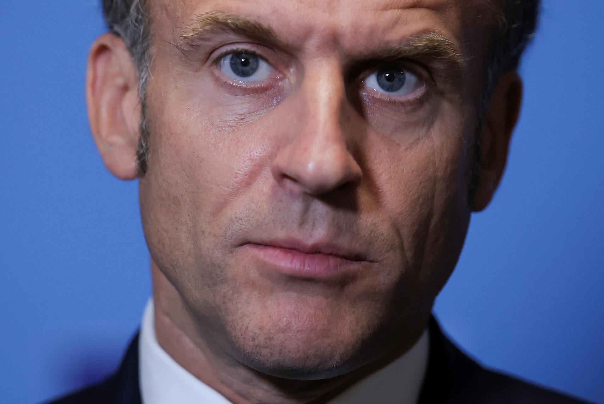 Únia bude viac zbrojiť kvôli Rusku, nemôže viesť obchodnú vojnu s USA, vraví Macron