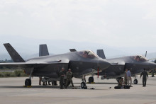 Americký vojenský personál pracuje vedľa stíhačky F-35, ktorá je odparkovaná na vojenskej základni na letisku v Skopje v Severnom Macedónsku. FOTO: TASR/AP
