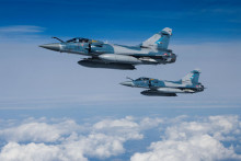Dve stíhačky Mirage 2000-5F francúzskeho letectva vedľa lietadla Airbus A330 MRTT „Phenix“ vo vzdušnom priestore Poľska. FOTO: REUTERS