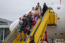Evakuovaní občania Slovenska spolu s občanmi z ďalších krajín vystupujú zo slovenského vládneho špeciálu. FOTO: TASR/Jaroslav Novák