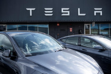 Cena akcií spoločnosti Tesla od začiatku roka klesla o 10 percent, hoci vymazala časť svojich strát po tom, čo Musk minulý mesiac odstúpil z funkcie v Trumpovej administratíve a sľúbil, že sa opäť sústredí na Teslu. FOTO: REUTERS