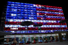 Farby americkej vlajky zobrazené v Tel Avive. FOTO: Reuters