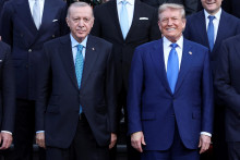 Turecký prezident Tayyip Erdogan a americký prezident Donald Trump pózujú na fotografii pred večerou, ktorú usporiadali holandský kráľ Willem-Alexander a holandská kráľovná Maxima na okraji summitu NATO v paláci Huis ten Bosch v Haagu v Holandsku 24. júna 2025. FOTO: REUTERS