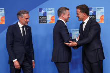 Generálny tajomník NATO Mark Rutte víta slovenského prezidenta Petra Pellegriniho vedľa holandského premiéra Dicka Schoofa. FOTO: Reuters