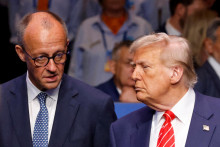 Nemecký kancelár Friedrich Merz sa rozpráva s americkým prezidentom Donaldom Trumpom. FOTO: Reuters