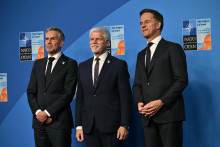 Český prezident Petr Pavel s generálnym tajomníkom NATO Markom Ruttem a holandským premiérom Dickom Schoofom. FOTO: Reuters