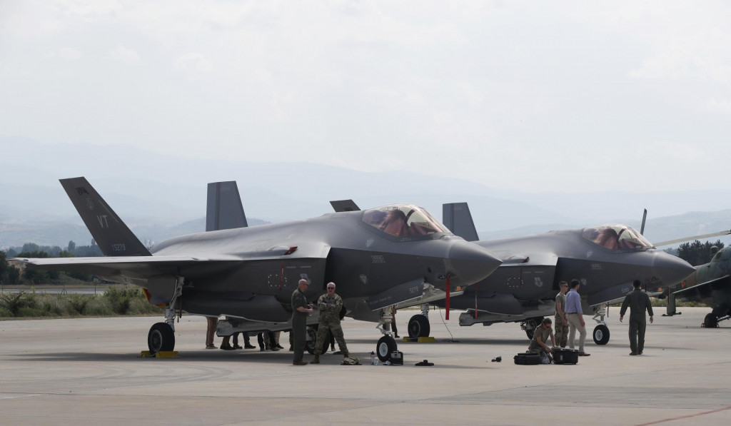 Americký vojenský personál pracuje vedľa stíhačky F-35, ktorá je odparkovaná na vojenskej základni na letisku v Skopje v Severnom Macedónsku. FOTO: TASR/AP
