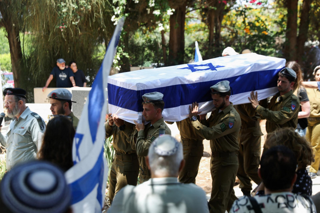 Vojaci nesú rakvu izraelského vojaka, štábneho seržanta Yoava Ravera, ktorý bol zabitý uprostred prebiehajúceho konfliktu v Gaze medzi Izraelom a Hamasom. FOTO: REUTERS