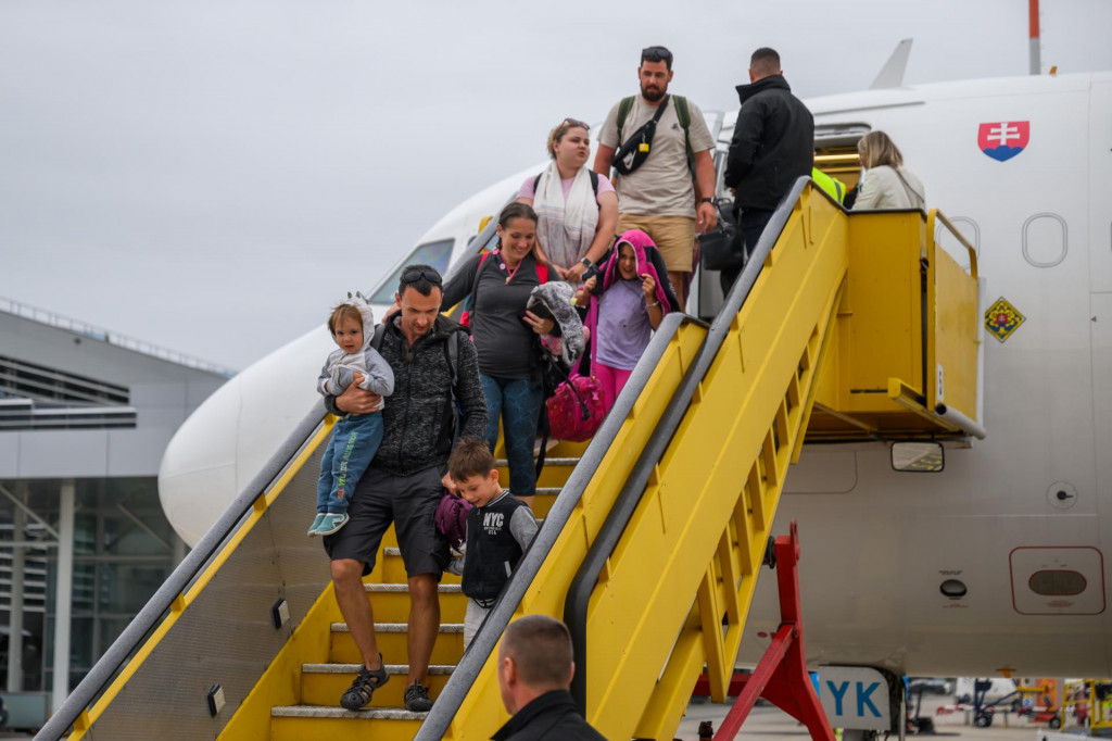 Evakuovaní občania Slovenska spolu s občanmi z ďalších krajín vystupujú zo slovenského vládneho špeciálu. FOTO: TASR/Jaroslav Novák