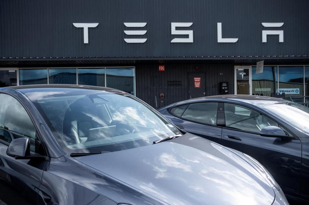 Cena akcií spoločnosti Tesla od začiatku roka klesla o 10 percent, hoci vymazala časť svojich strát po tom, čo Musk minulý mesiac odstúpil z funkcie v Trumpovej administratíve a sľúbil, že sa opäť sústredí na Teslu. FOTO: REUTERS