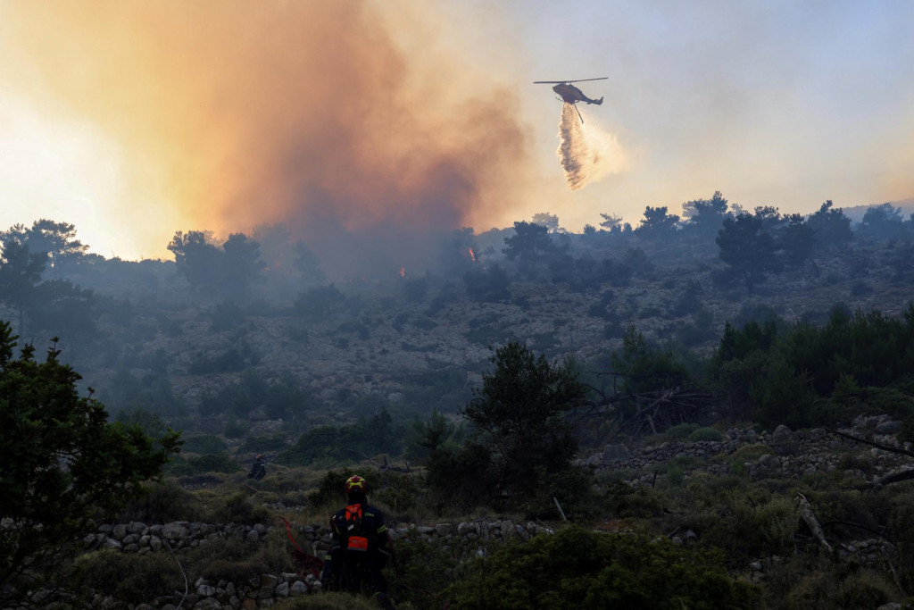 Hasičský vrtuľník zasahuje proti požiaru na gréckom ostrove Chios. FOTO: Reuters