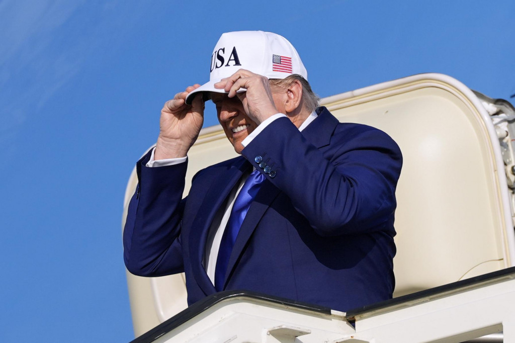 Americký prezident Donald Trump vystupuje z lietadla v Amsterdame pred summitom NATO. FOTO: TASR/AP