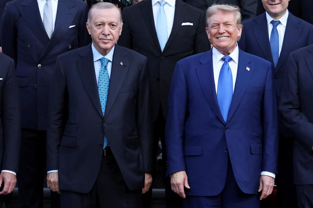 Turecký prezident Tayyip Erdogan a americký prezident Donald Trump pózujú na fotografii pred večerou, ktorú usporiadali holandský kráľ Willem-Alexander a holandská kráľovná Maxima na okraji summitu NATO v paláci Huis ten Bosch v Haagu v Holandsku 24. júna 2025. FOTO: REUTERS