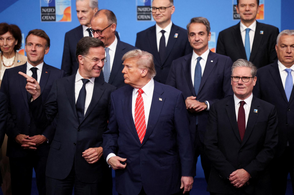 Generálny tajomník NATO Mark Rutte, prezident USA Donald Trump a britský premiér Keir Starmer pózujú na rodinnej fotografii počas samitu lídrov NATO v holandskom Haagu. FOTO: Reuters