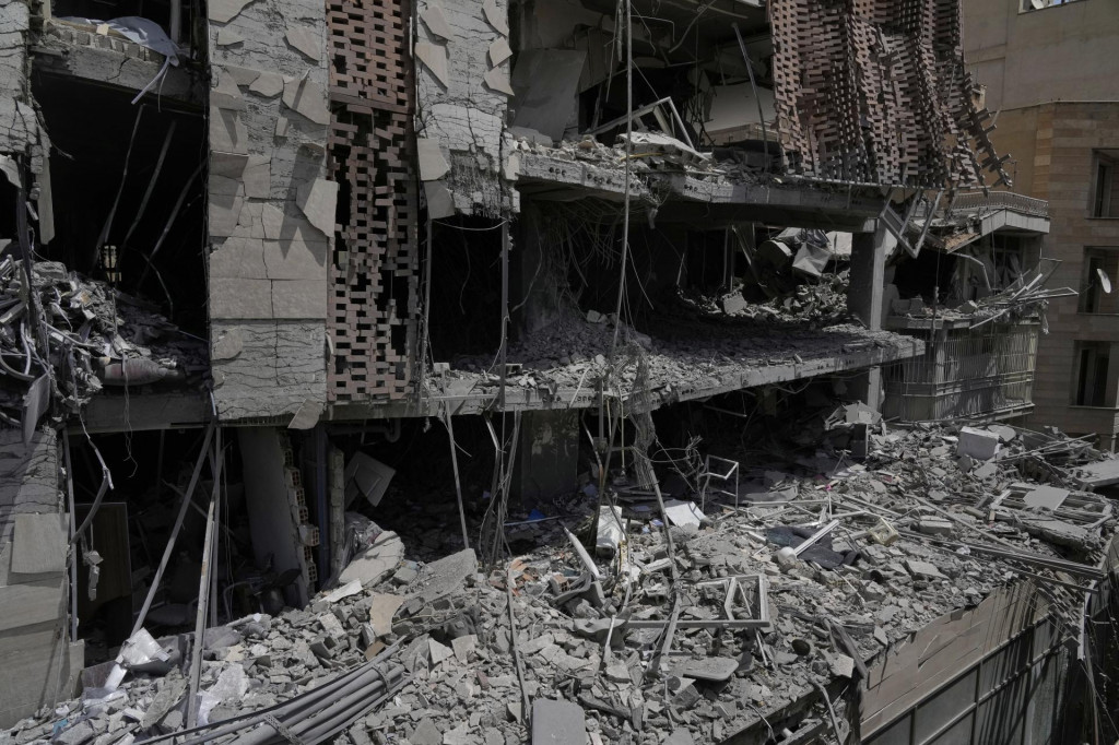Zničená budova po minulotýždňom leteckom útoku Izraela na Irán v Teheráne. FOTO: TASR/AP