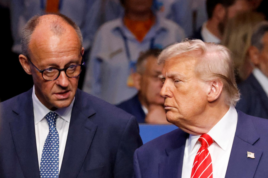 Nemecký kancelár Friedrich Merz sa rozpráva s americkým prezidentom Donaldom Trumpom. FOTO: Reuters