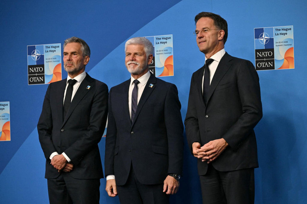 Český prezident Petr Pavel s generálnym tajomníkom NATO Markom Ruttem a holandským premiérom Dickom Schoofom. FOTO: Reuters