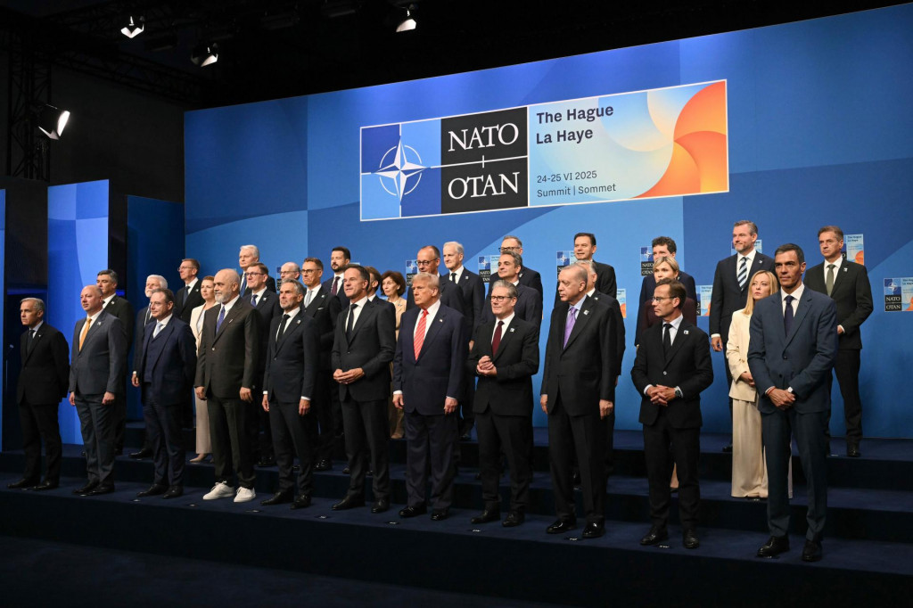 Americký prezident Donald Trump (uprostred vpravo) a generálny tajomník NATO Mark Rutte (uprostred vľavo) pózujú s ostatnými lídrami členských štátov NATO počas spoločného fotenia na samite NATO v holandskom Haagu. FOTO: TASR/AP