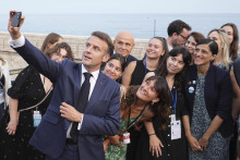 Francúzsky prezident Emmanuel Macron si robí selfie s jeho tímom po jeho prejave na 3. konferencii OSN o oceánoch. FOTO: TASR/AP