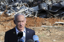 Izraelský premiér Benjamin Netanjahu dáva vyhlásenie počas návštevy Weizmannovho inštitútu pre vedu, ktorý zasiahol útok iránskej armády v meste Rechovot v strednej časti Izraela. FOTO: TASR/AP