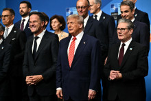 Generálny tajomník Mark Rutte, americký prezident Donald Trump a britský premiér Keir Starmer pózujú na summite v holandskom Haagu. FOTO: REUTERS