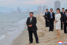 Severokórejský vodca Kim Čong-un a jeho dcéra Kim Ču-e počas slávnostného ceremoniálu na oslavu dokončenia pobrežnej turistickej zóny Wonsan Kalma. FOTO: Reuters/KCNA