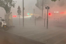 Silný dážď bičuje ulicu počas búrky v Paríži vo Francúzsku 25. júna 2025. FOTO: REUTERS