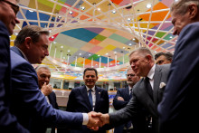 Robert Fico si na snímke podáva ruku s belgickým premiérom Bartom De Weverom. FOTO: Reuters