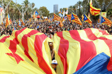Protestujúci za nezávislosť držia katalánsku separatistickú vlajku počas demonštrácie v Barcelone (11. septembra 2024). FOTO: Reuters