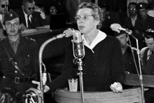Milada Horáková počas súdneho procesu začiatkom júna 1950. Komunistami pripraveného scenára sa odmietala držať, žalobcom i sudcom oponovala a mnohým obvineniam sa bránila.