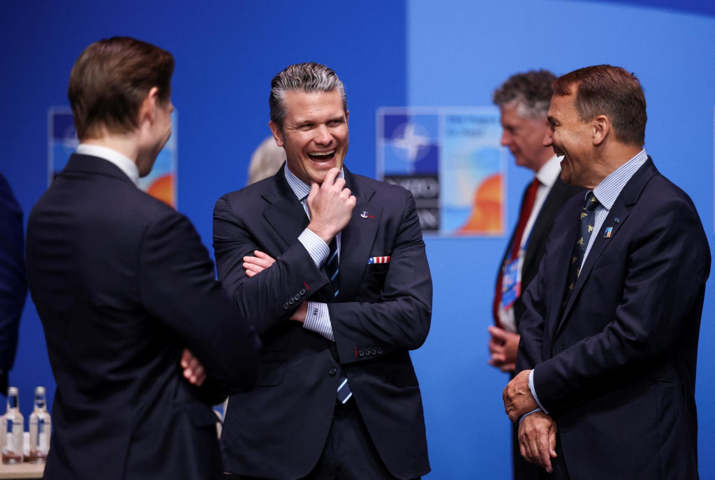 Americký minister obrany Pete Hegseth a poľský minister zahraničných vecí Radoslaw Sikorski počas samitu lídrov NATO. FOTO: Reuters