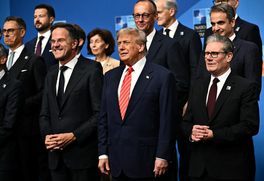 Generálny tajomník Mark Rutte, americký prezident Donald Trump a britský premiér Keir Starmer pózujú na summite v holandskom Haagu. FOTO: REUTERS