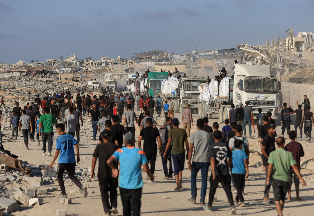 Palestínčania v Gaze. FOTO: Reuters