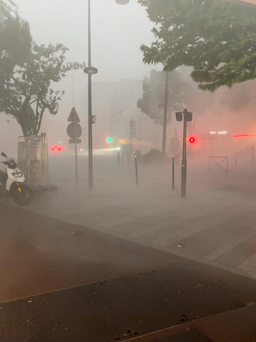 Silný dážď bičuje ulicu počas búrky v Paríži vo Francúzsku 25. júna 2025. FOTO: REUTERS