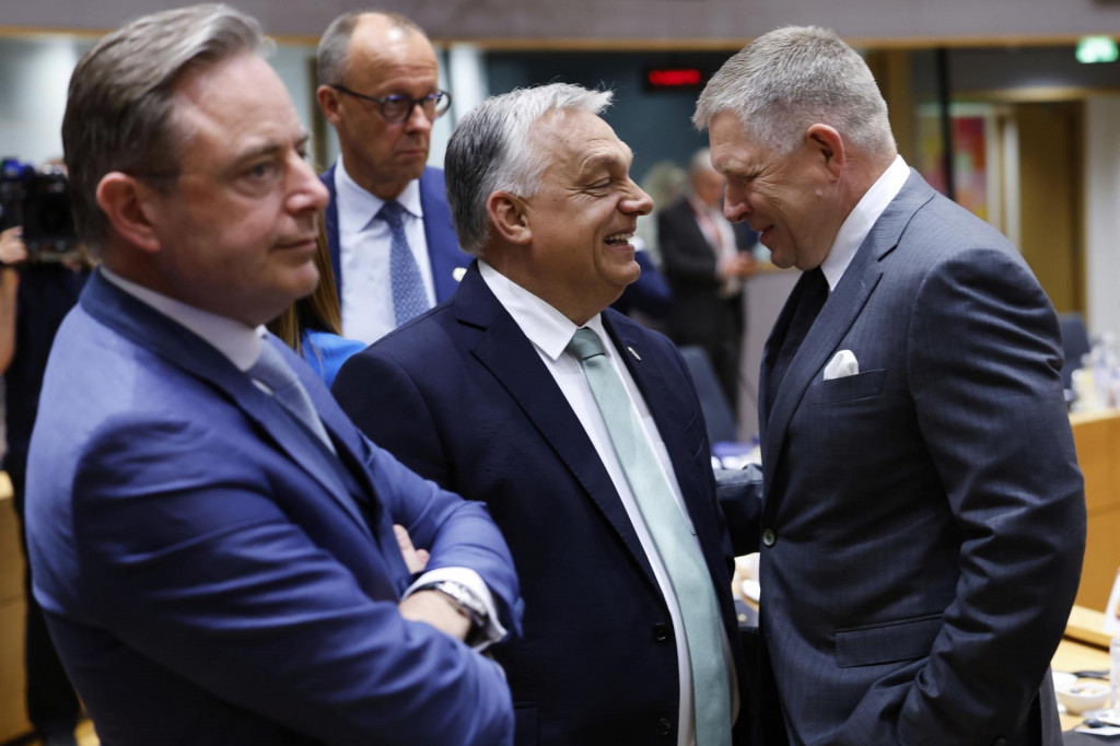 Zľava belgický premiér Bart De Wever, nemecký kancelár Friedrich Merz, maďarský premiér Viktor Orbán a premiér SR Robert Fico pred rokovaním za okrúhlym stolom na summite EÚ v sídle Európskej rady v Bruseli. FOTO: TASR/AP