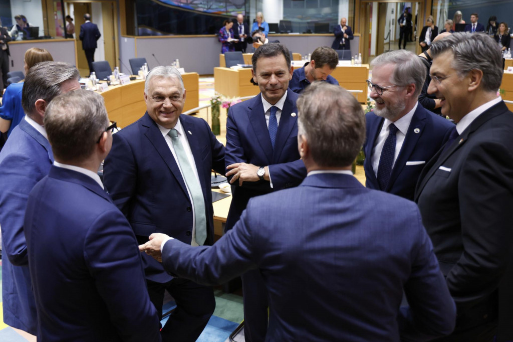 Zľava belgický premiér Bart De Wever, maďarský premiér Viktor Orbán, portugalský premiér Luis Montenegro, český premiér Petr Fiala, chorvátsky premiér Andrej Plenkovič, slovinský premiér Robert Golob a fínsky premiér Petteri Orpo pred rokovaním za okrúhlym stolom na summite EÚ v sídle Európskej rady v Bruseli. FOTO: TASR/AP