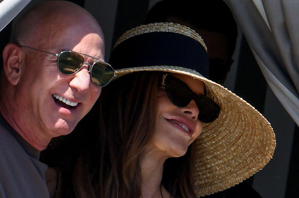 Zakladateľ Amazonu Jeff Bezos s manželkou Lauren Sanchez Bezos prichádzajú do hotela Aman Venice na trojdňovej svadbe. FOTO: REUTERS